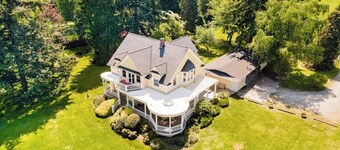 Stunning Waterfront 5 Bedroom Home with Mountain Views and Fire Pit, Dog Friendly
