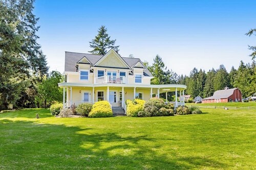 Stunning Waterfront 5 Bedroom Home with Mountain Views and Fire Pit, Dog Friendly