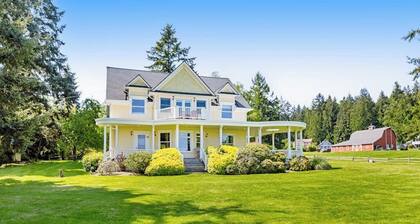 Stunning Waterfront 5 Bedroom Home with Mountain Views and Fire Pit, Dog Friendly