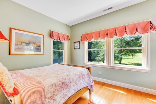 Stunning Waterfront 5 Bedroom Home with Mountain Views and Fire Pit, Dog Friendly