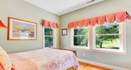 Stunning Waterfront 5 Bedroom Home with Mountain Views and Fire Pit, Dog Friendly