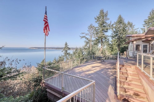Seascape Lodge: Waterfront Retreat with Private Garden and Beach Access