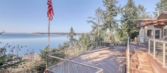 Seascape Lodge: Waterfront Retreat with Private Garden and Beach Access