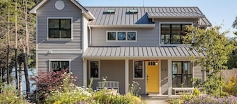 Stunning 4BR Waterfront Home in Eastsound with Private Sauna and Beach Access
