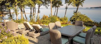 Stunning 4BR Waterfront Home in Eastsound with Private Sauna and Beach Access