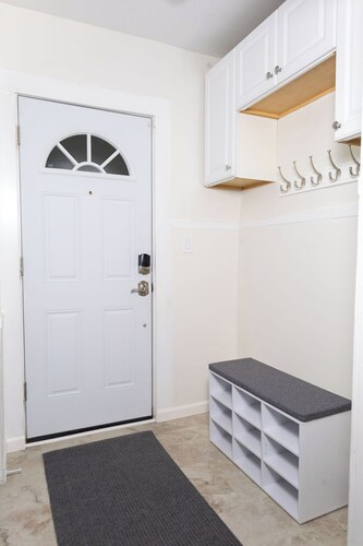Cozy 2-bedroom family friendly duplex in quaint East Hartford with office space