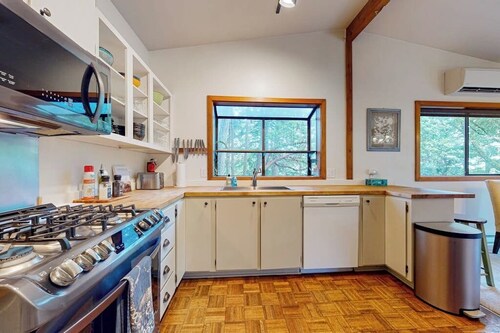 Pet Friendly Mountain View Retreat on Orcas Island with BBQ and Patio