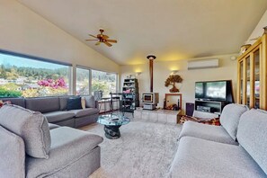 Ein modernes Wohnzimmer mit einer Couch, einem Couchtisch und einem Fernseher.