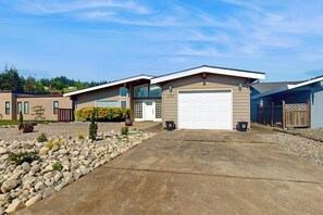 A residential property with a garage, a driveway, and a landscaped front yard. - Peaceful Island Retreat with Community Dock on Whidbey Island (Oak Harbor)