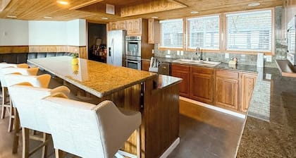 Stunning South Whidbey Waterfront Villa with Private Beach Access and Large Patio