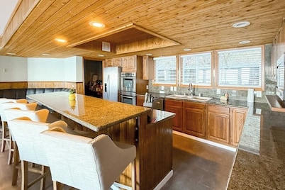 Stunning South Whidbey Waterfront Villa with Private Beach Access and Large Patio