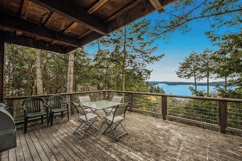 Spectacular Waterfront Cabin in Eastsound with Private Deck and Mountain Views