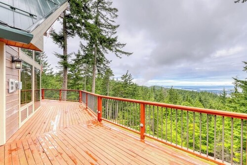 Stunning Water View Retreat with Fireplace, Huge Deck, and Jetted Tub