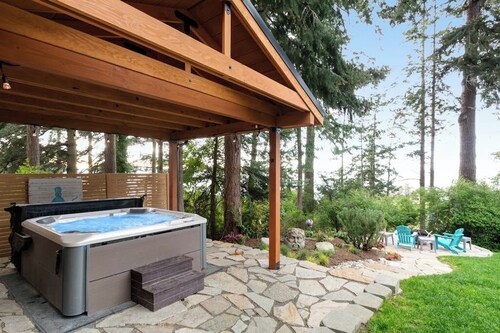 Secluded Dog Friendly Studio with Hot Tub and Beach Access in Coupeville