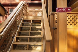 A wooden staircase with a sign indicating the direction to Osprey Nest.