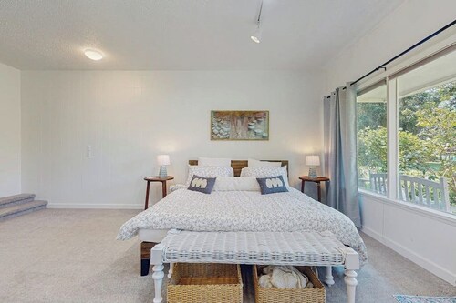Pet Friendly Home near Robinson Beach with Expansive Garden and Ocean Views