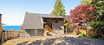 Escape to Saratoga Lodge: Private Dog Friendly Cabin with Sauna Near the Beach and Mountains