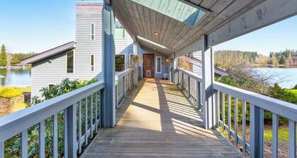 4 BR Pet Friendly Waterfront Home with Game Room