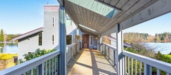 4 BR Pet Friendly Waterfront Home with Game Room