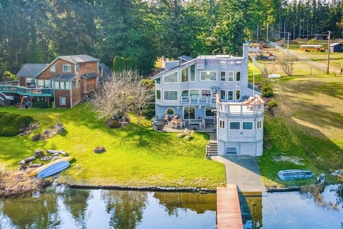 4 BR Pet Friendly Waterfront Home with Game Room