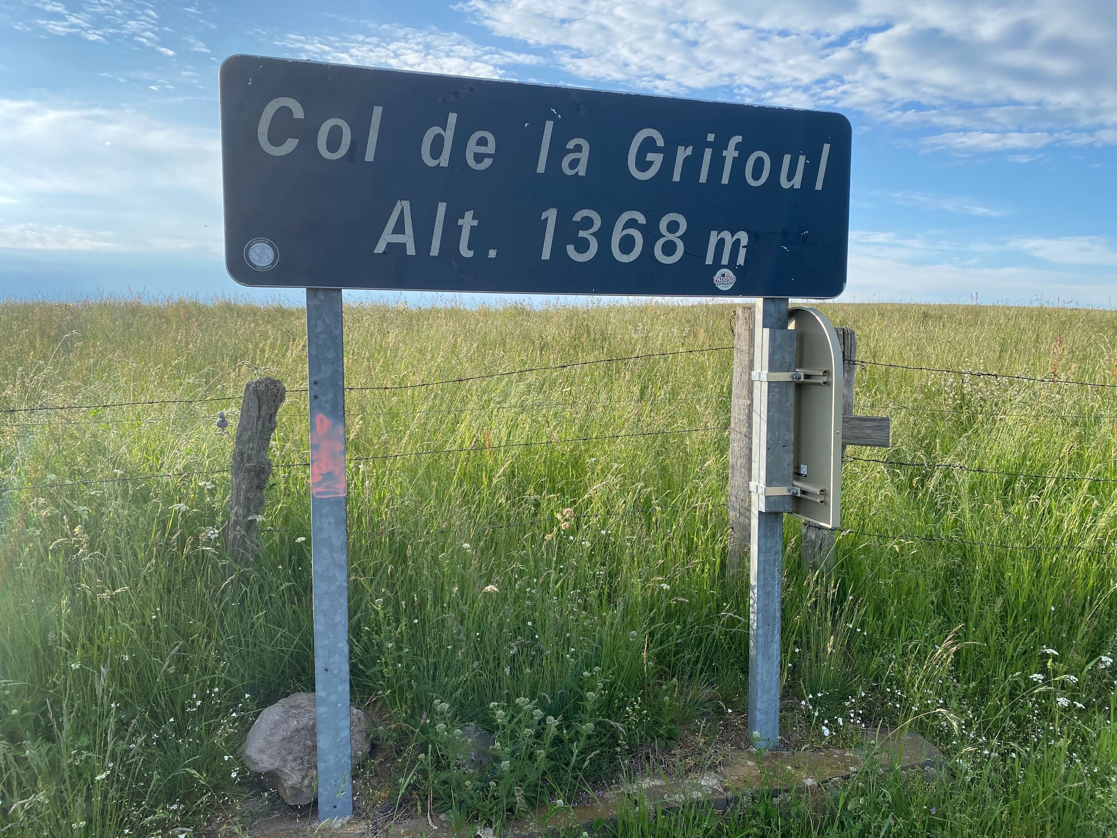 Een bord dat de hoogte van Col de la Grifoul aangeeft: 1368 meter.