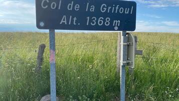 Een bord dat de hoogte van Col de la Grifoul aangeeft: 1368 meter.