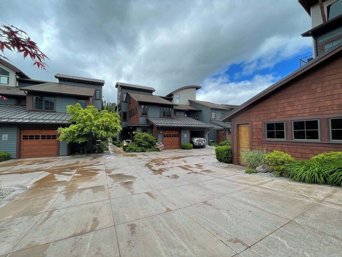 Un quartier résidentiel avec des maisons, une allée et un garage.