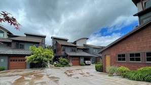 A residential area with houses, a driveway, and a garage. - Vesper Bleu  2 Kings + EV Charger (Coeur d'Alene)