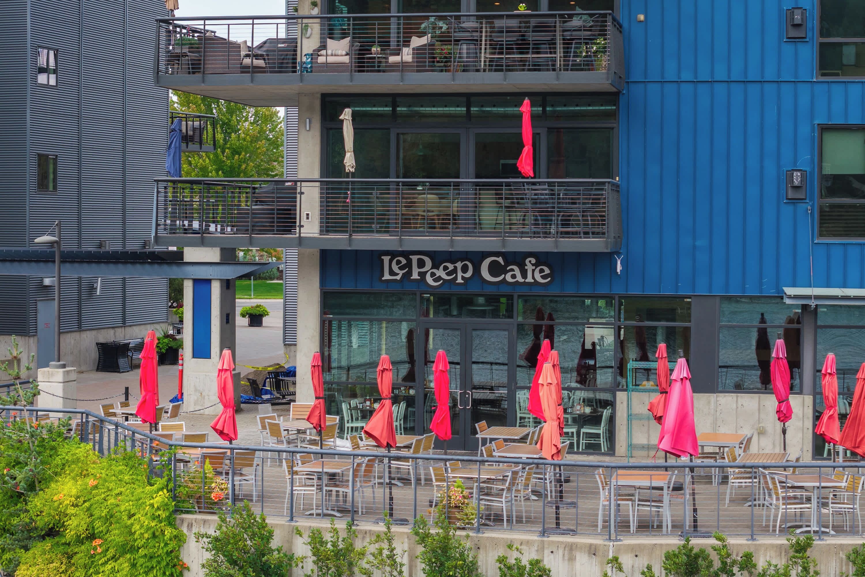 Le Peep Café featuring outdoor patio seating with colorful umbrellas, perfect for breakfast or brunch by the waterfront.