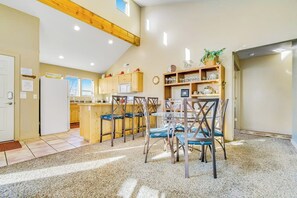 Eine Küche mit Essbereich, Holzbalkendecke und einem Kühlschrank.