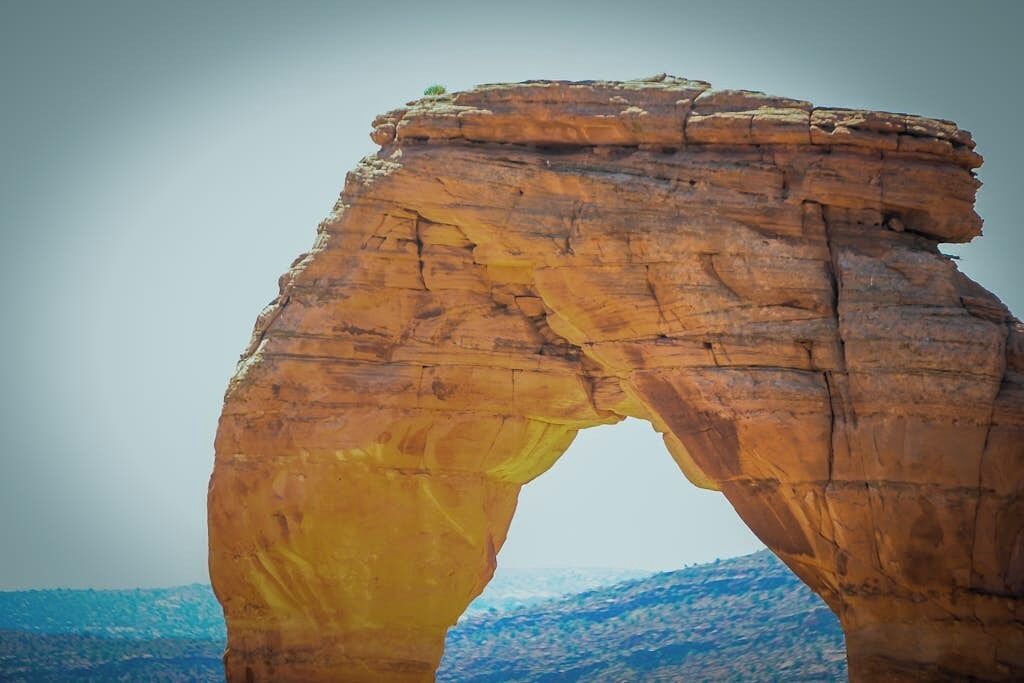 Una formación rocosa natural con una forma de arco definida.