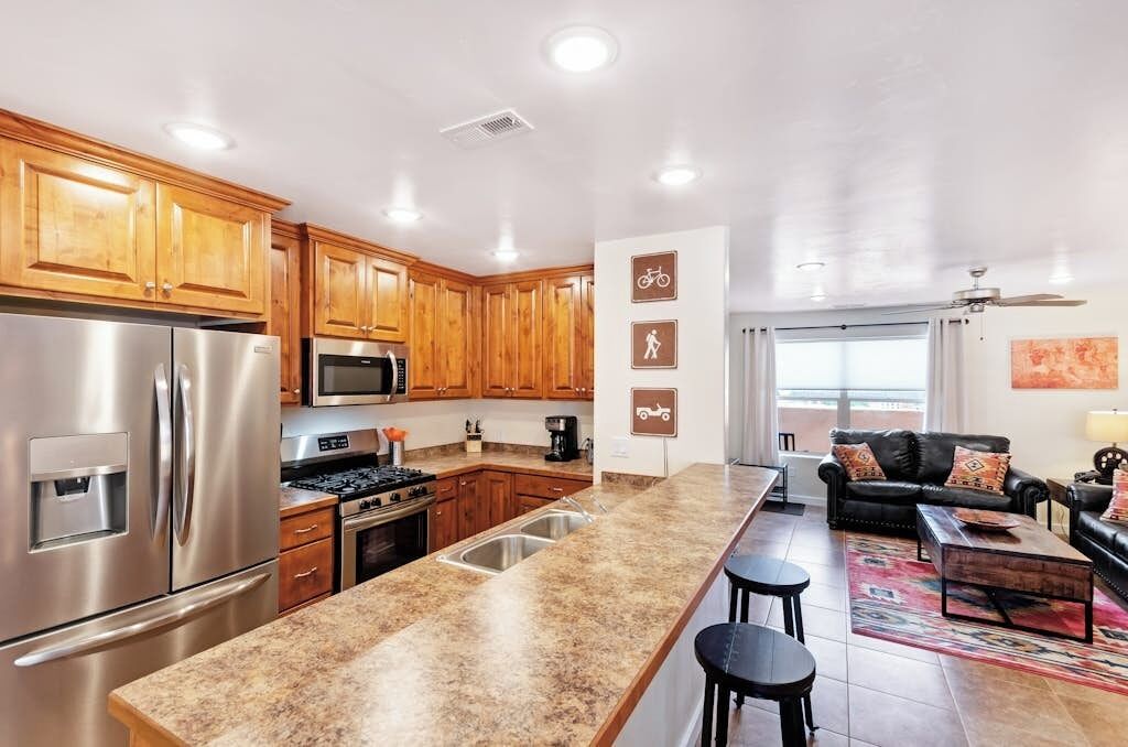 Coffee/tea maker, fridge, microwave, oven