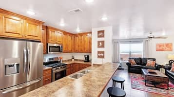 Coffee/tea maker, fridge, microwave, oven