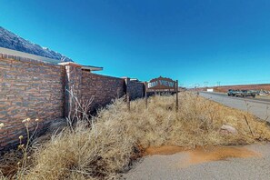 A brick wall with a sign that reads 'RIM VIEW' and '1121 SOUTH HIGHWAY 101.' - Tranquil 2BR Mountainview Rim View with Hot Tub (Moab)
