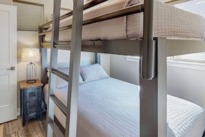 A bunk bed room with a bedside table and lamp. - 2 BR Rim View Moab Home with Mountain and Rock Views (Moab)