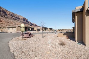 Un bâtiment doté d’un parking et d’un panneau indiquant l’emplacement du centre d’accueil des visiteurs.