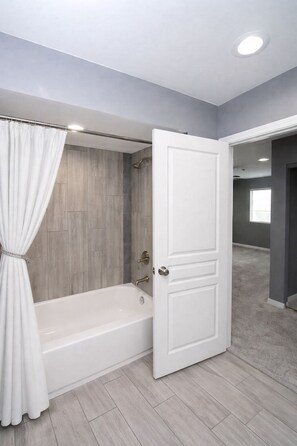 Bathroom - Sun Devil at 5th & Mill - 3BR - ASU, Mill Ave & Spring Training (Tempe)