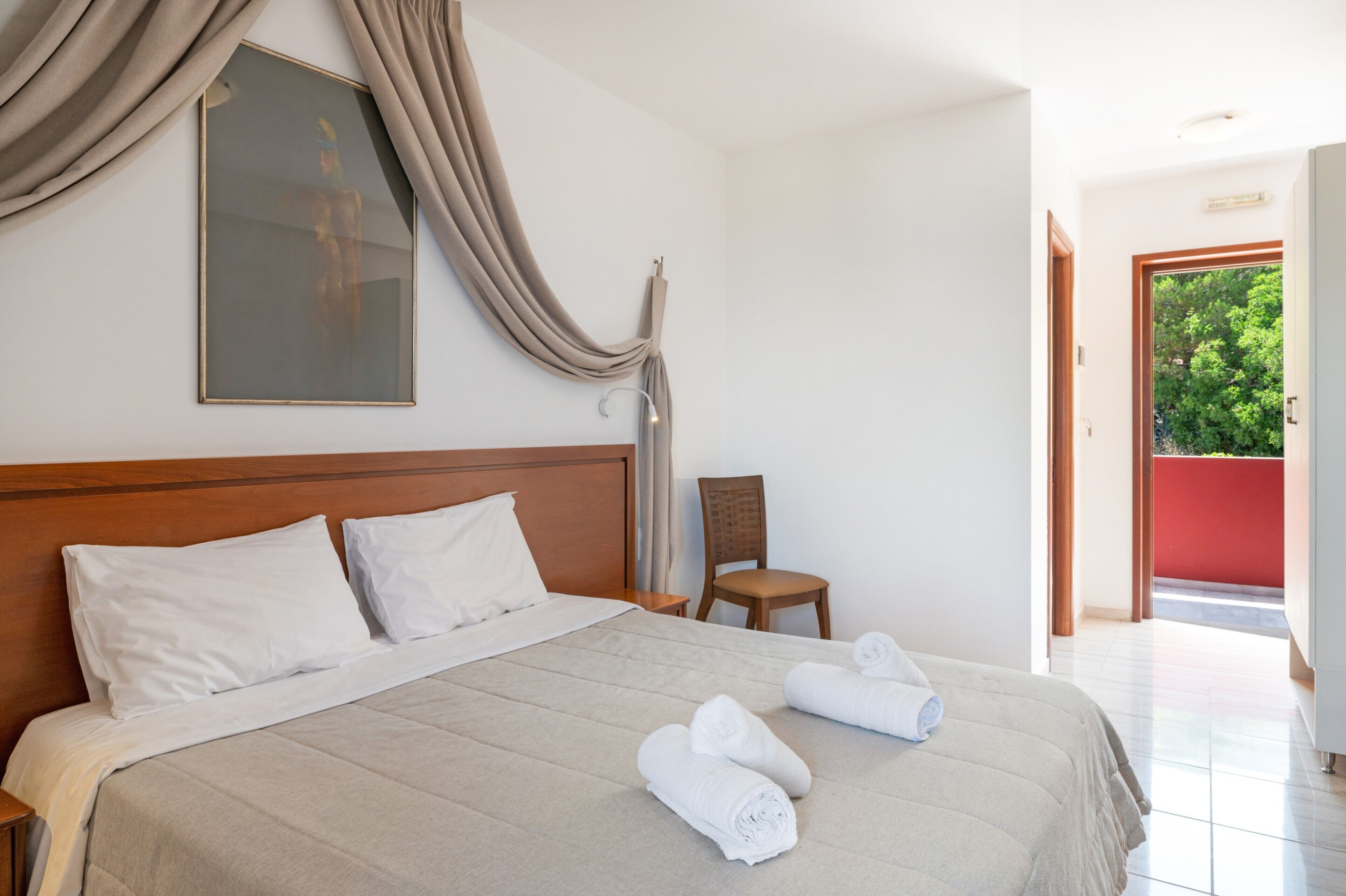 Iron/ironing board, WiFi, bed sheets