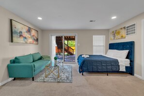Ein Schlafzimmer mit einem Bett, einem Schlafsofa und einem Couchtisch.