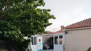 Ett utomhusområde för boende med en swimmingpool, en trädgård och en täckt uteplats.