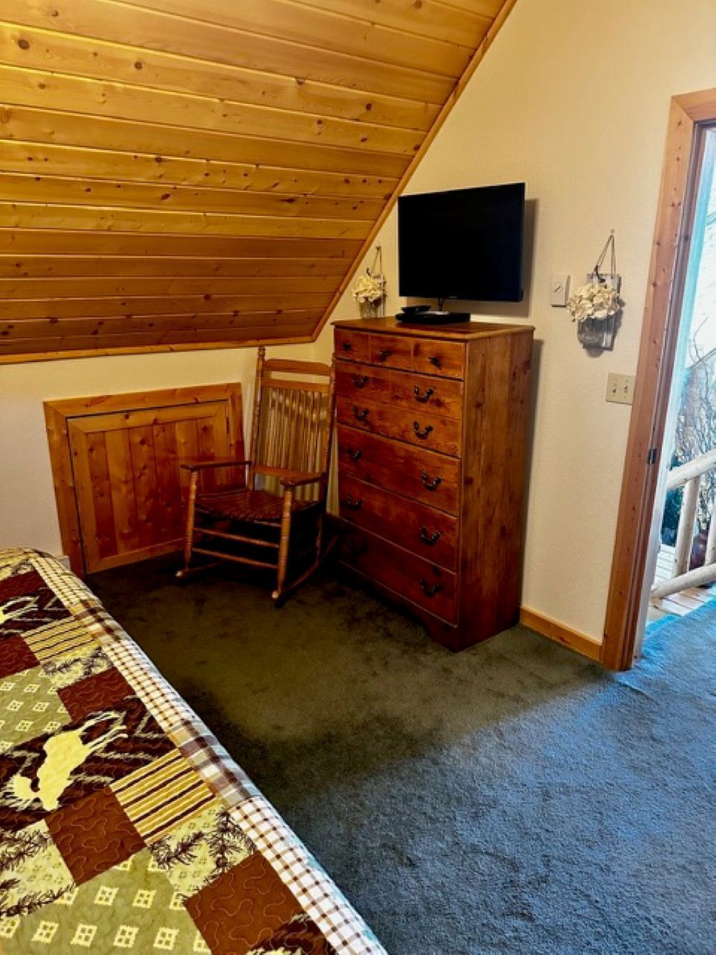 3 bedrooms, iron/ironing board, travel crib, WiFi (free)
