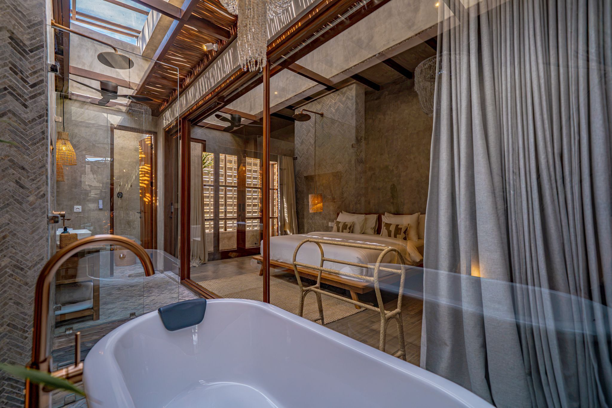 Un baño moderno con bañera, zona de ducha y cabina de ducha de vidrio.