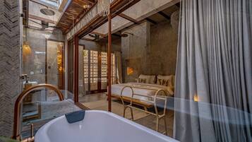 Un baño moderno con bañera, zona de ducha y cabina de ducha de vidrio.