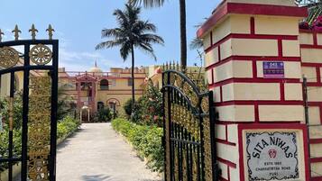 En grind med en skylt som visar ”Sita Niwas” och ”Chakrathirtha Road, Puri”.