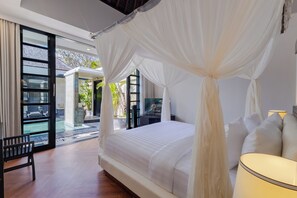 Ein Schlafzimmer mit einem großen Bett, einer Nachttischlampe und Blick auf einen Außenpool.