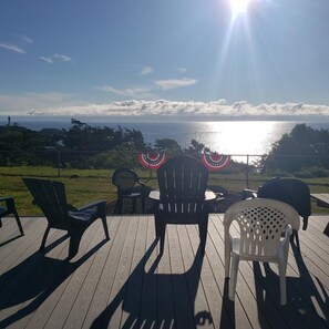 A deck with chairs and a table overlooking a body of water. - Fort Awesome Ocean front, Lighthouse view, Agate Beach Newport Oregon (Newport)