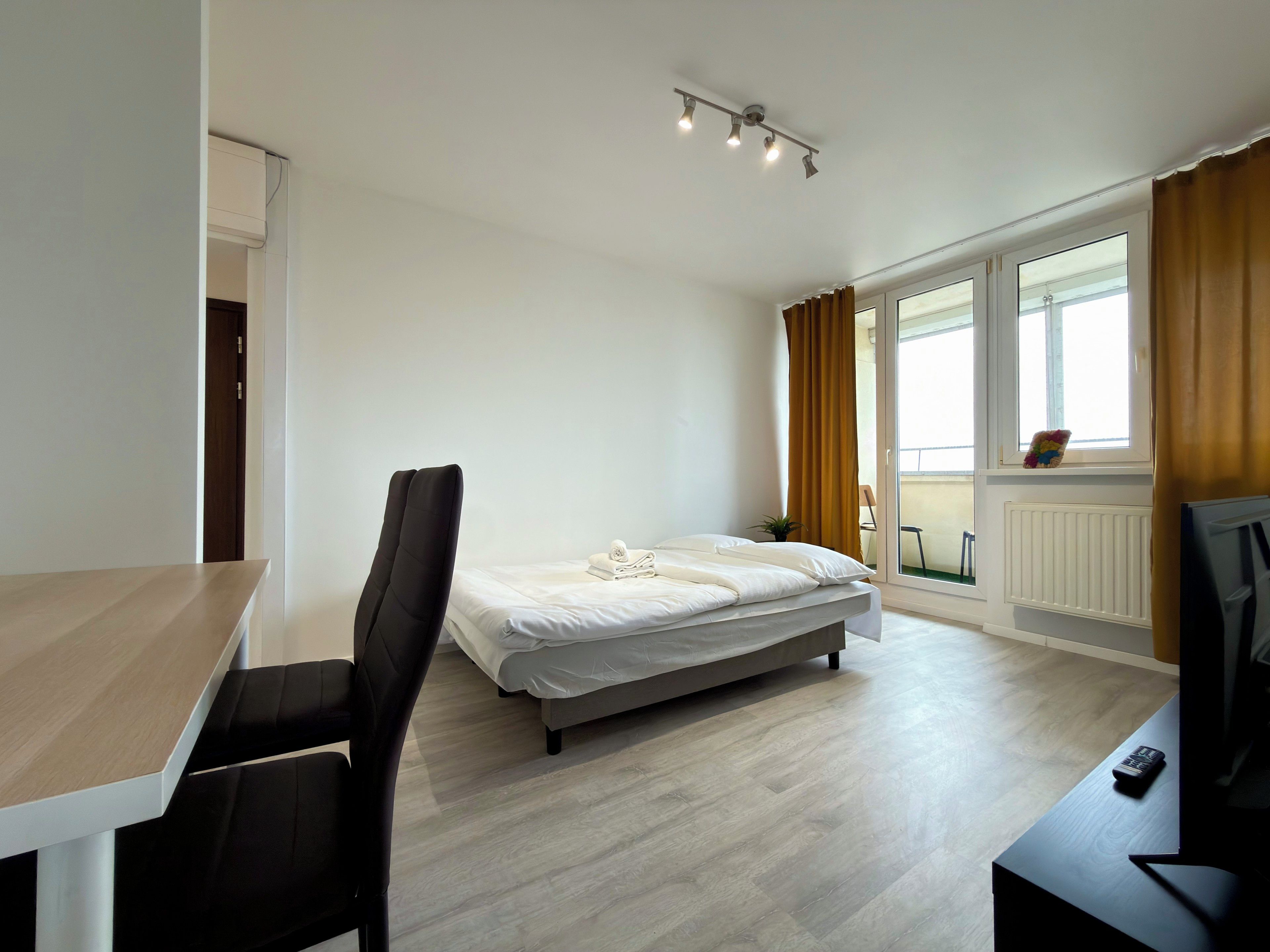 Een strijkplank/strijkijzer, wifi, beddengoed