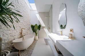 Biệt thự, 2 phòng ngủ, hồ bơi riêng, quang cảnh hồ bơi | Phòng tắm | Đồ dùng nhà tắm miễn phí, chậu vệ sinh/vòi rửa, khăn tắm, xà phòng 