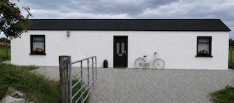 Cottage Sleeps 4 with Parking and Sea Views