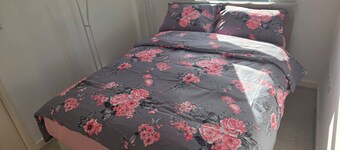 Shirebrook 2-Bed Townhouse, with Free Parking, Ideal for Contractors and Families